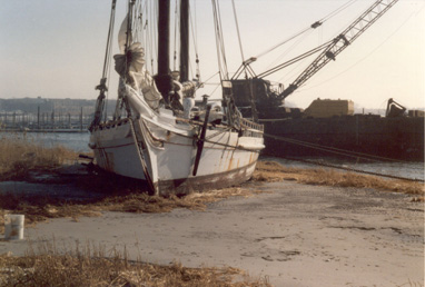 Wreck Recovery of vintage Chesapeake Skip Jack in Jamaica Bay, NY